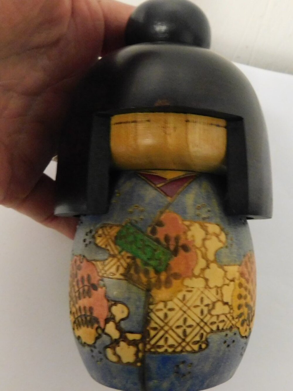 Vintage Japanese Kokeshi Doll Red Stamp Signature Carved Inlaid Design 5" - Picture 3 of 7
